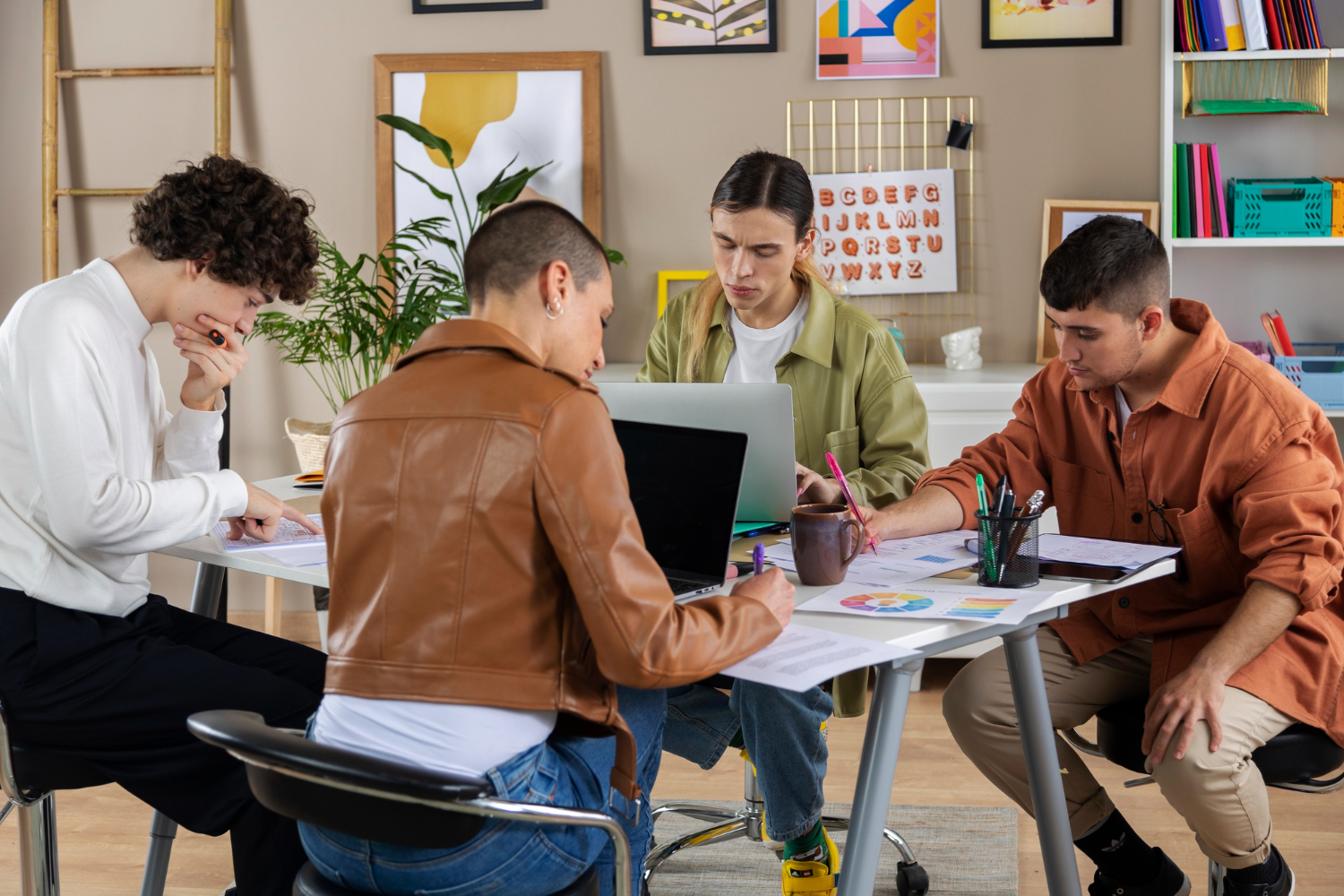 trabalho em grupo no coworking